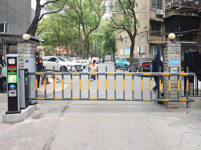 某小區(qū)停車場(chǎng)采用 “安快” 同進(jìn)同出柵欄道閘