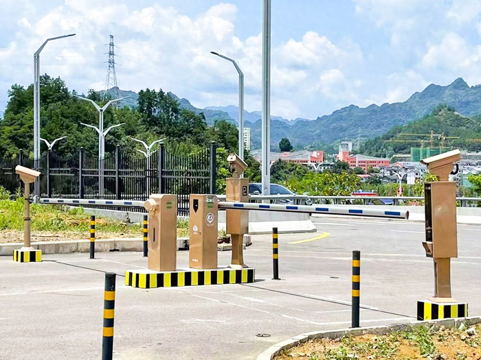 某旅游景點(diǎn)采用 “安快” 一進(jìn)一出直桿道閘停車管理