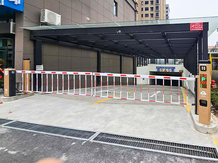 某地下停車場(chǎng)采用 “安快” 一進(jìn)一出對(duì)開柵欄道閘停車管理
