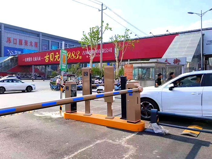 某服裝大廈采用 “安快” 一進(jìn)一出車牌識別系統(tǒng)現(xiàn)場效果圖
