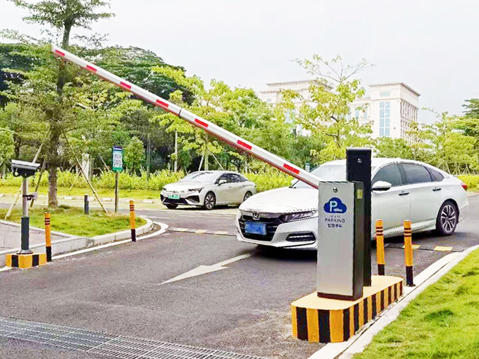 某戶外停車場采用 “安快” 一進(jìn)一出車牌識別系統(tǒng)現(xiàn)場效果圖