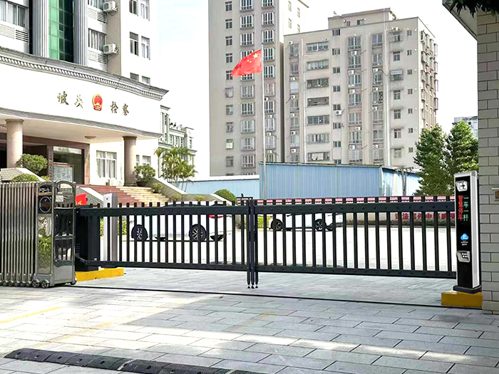 某單位采用 “安快” 一進(jìn)一出柵欄道閘現(xiàn)場(chǎng)案例圖